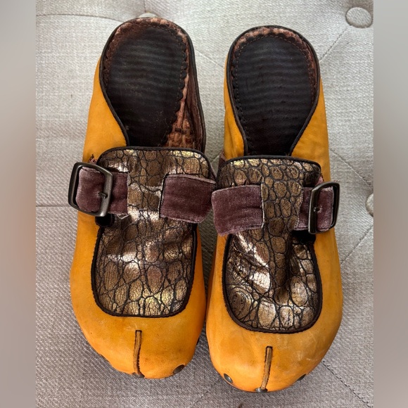 kenzie Shoes - Kenzie Gold Leather Buckle Clog Mules with Metallic AccentSize 6.5